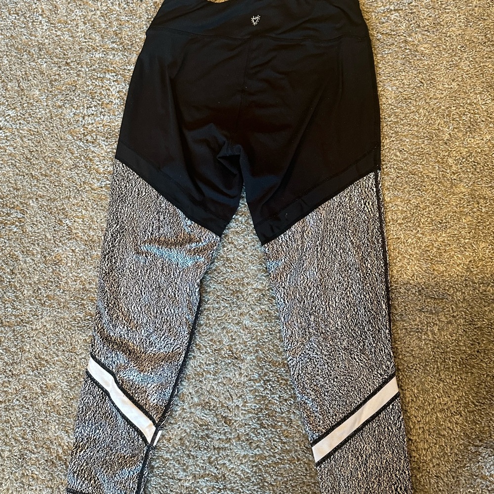 Betsey Johnson leggings, size medium